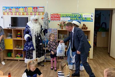 Поддерживать новогодние традиции